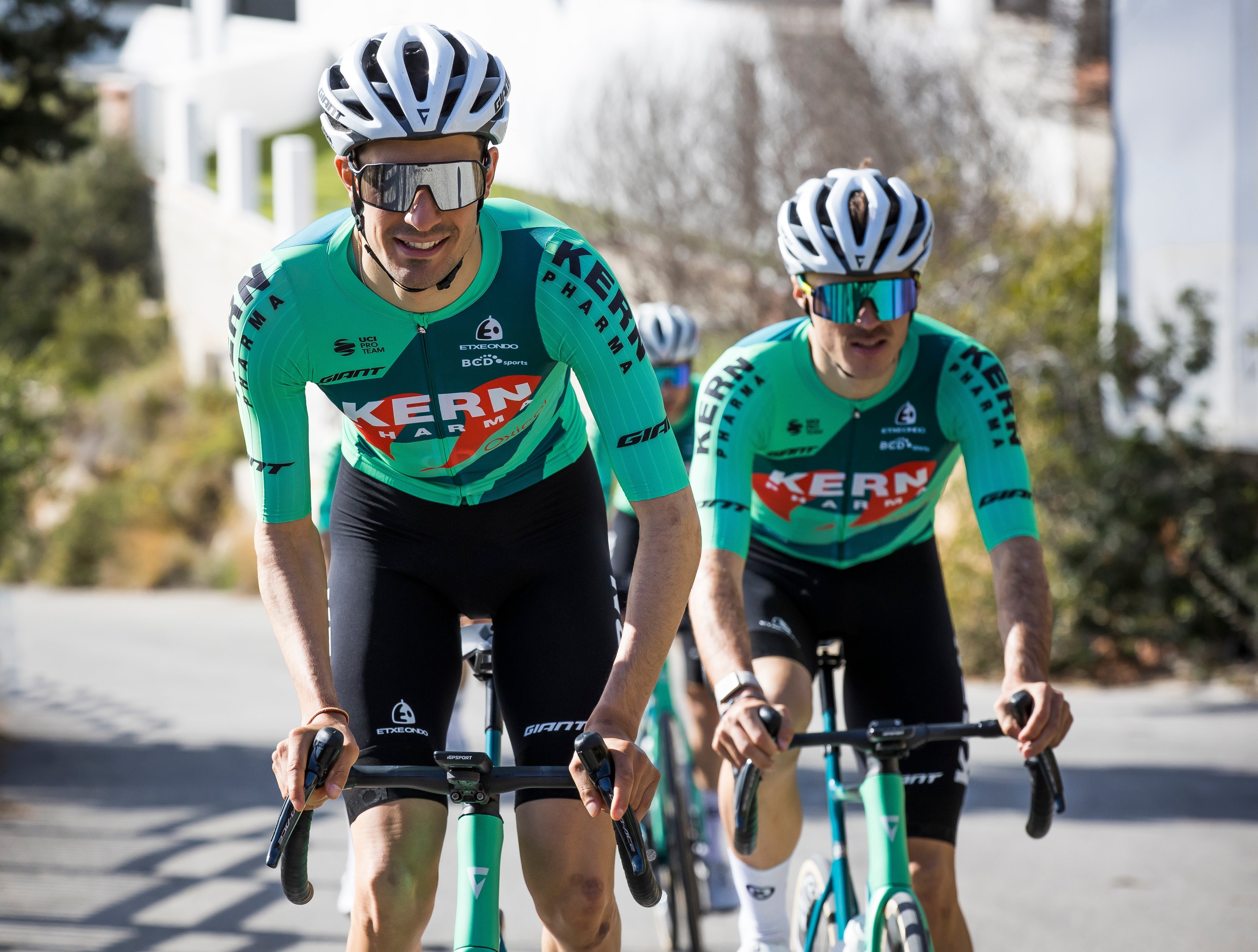 The best sports glasses combine comfort, grip, and ventilation, ensuring no distractions over long distances - 4KAAD