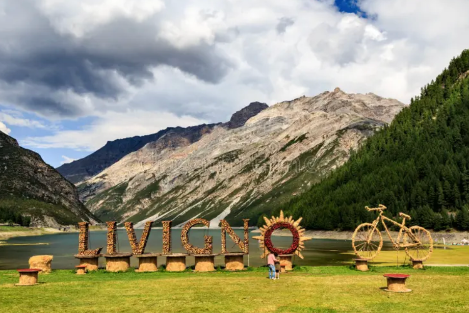 High-Altitude Cycling in Livigno with the 4KAAD MIRADOR AEROLITE II