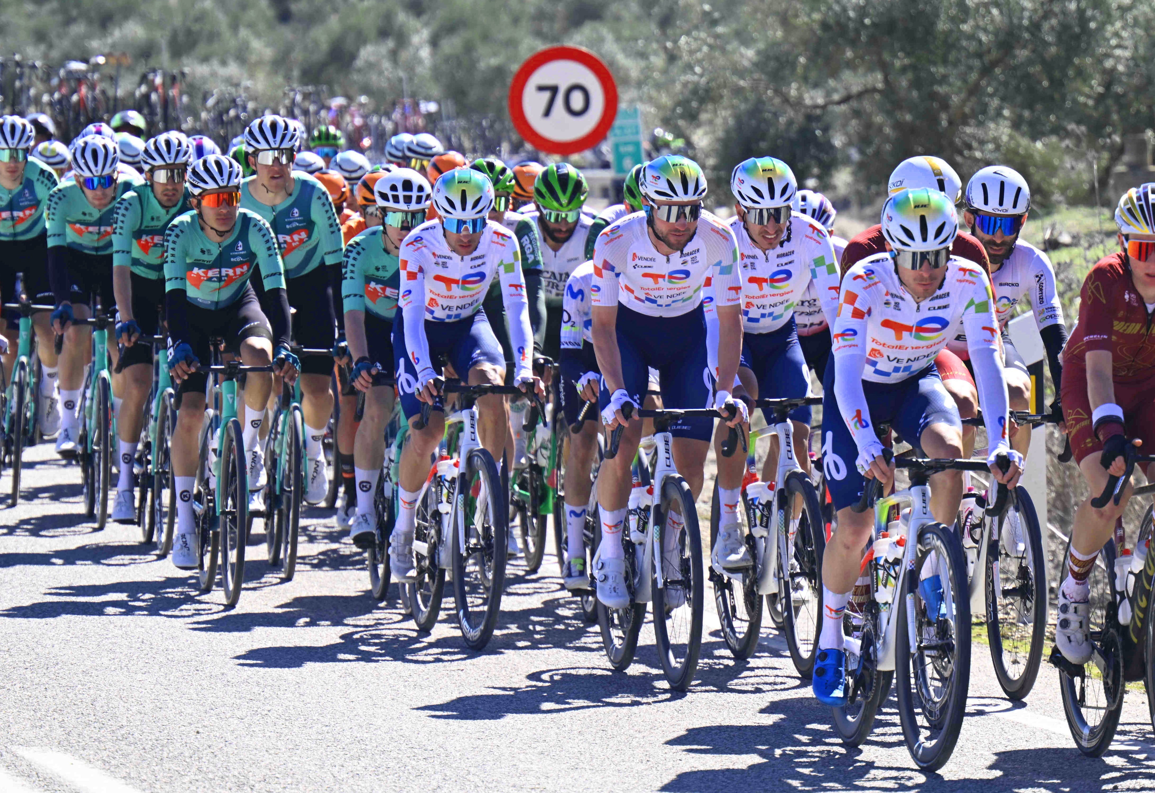 The fight between the world’s leading sports eyewear brands. Sports glasses are hot