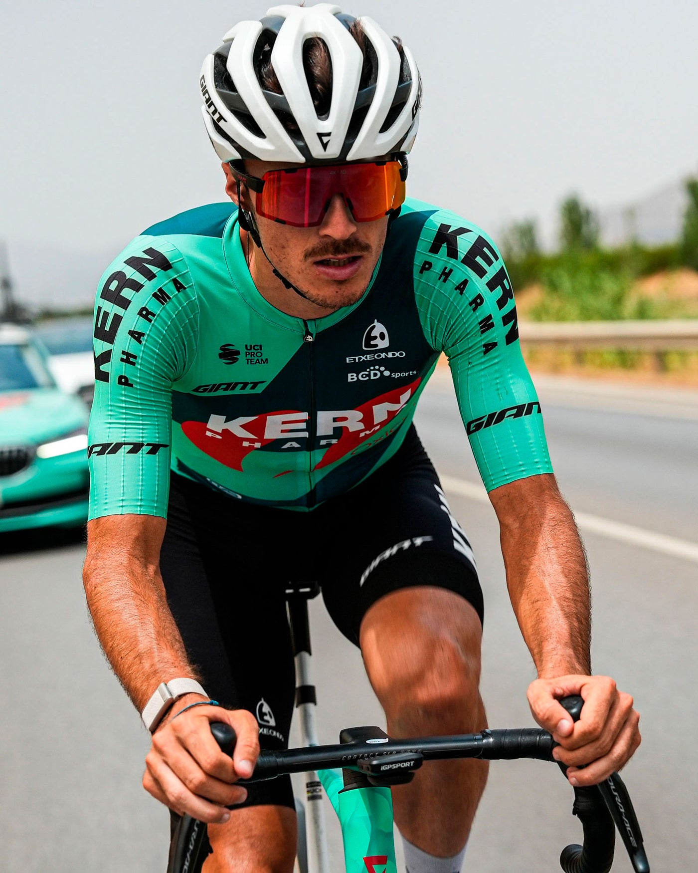 team kern pharma using 4KAAD cycling sports glasses at La Vuelta in Spain