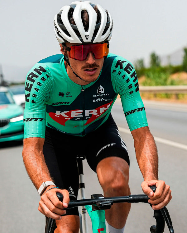team kern pharma using 4KAAD cycling sports glasses at La Vuelta in Spain